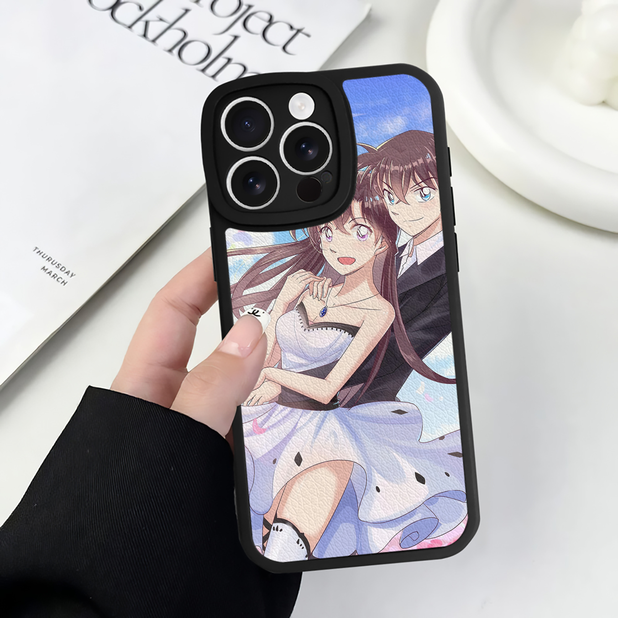（画像用） 名探偵コナン Detective Conan 【iPhone 16シリーズ対応】シリコンスマホケース（レザー調） 材質：シリコン
